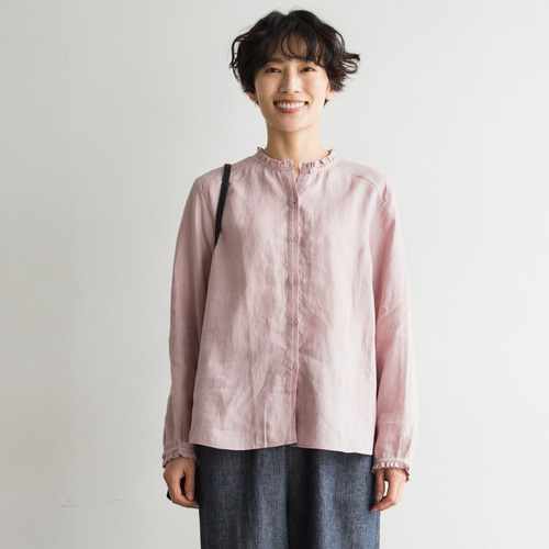 前立てのディテールが目を惹くリネンフリルブラウス リネン100％ 薄藤