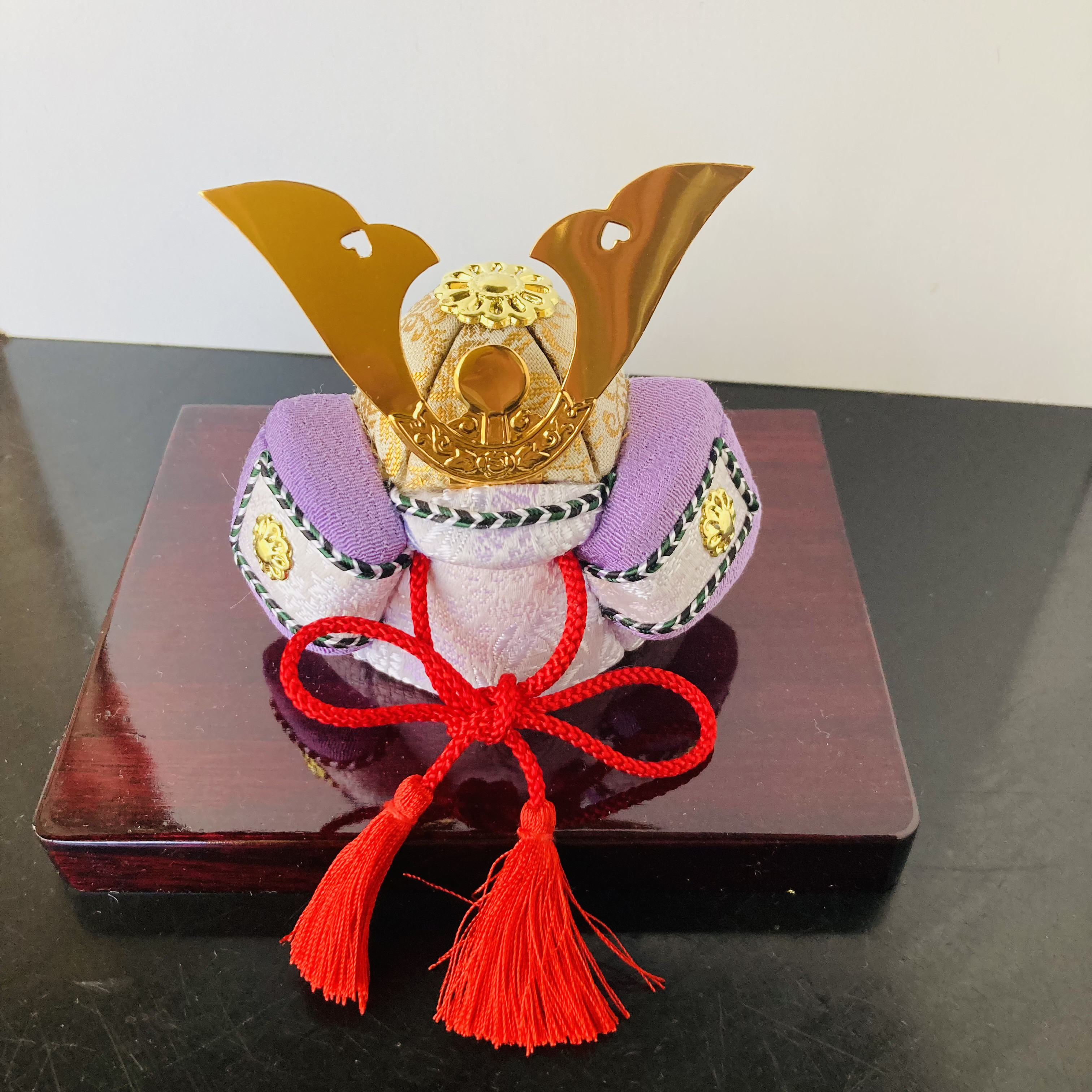 木目込みの小さな兜（台付）