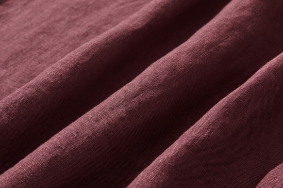 亞麻荷葉邊襯衫，帶有引人注目的門襟細節 100% 亞麻 深紅色，略帶紫色調 240409-5 第11張的照片