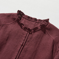 亞麻荷葉邊襯衫，帶有引人注目的門襟細節 100% 亞麻 深紅色，略帶紫色調 240409-5 第2張的照片
