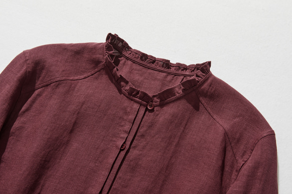亞麻荷葉邊襯衫，帶有引人注目的門襟細節 100% 亞麻 深紅色，略帶紫色調 240409-5 第2張的照片