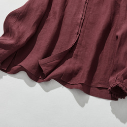 亞麻荷葉邊襯衫，帶有引人注目的門襟細節 100% 亞麻 深紅色，略帶紫色調 240409-5 第4張的照片
