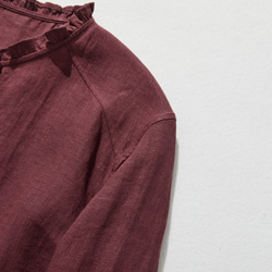 亞麻荷葉邊襯衫，帶有引人注目的門襟細節 100% 亞麻 深紅色，略帶紫色調 240409-5 第3張的照片