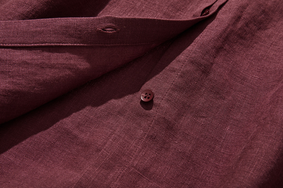 亞麻荷葉邊襯衫，帶有引人注目的門襟細節 100% 亞麻 深紅色，略帶紫色調 240409-5 第5張的照片