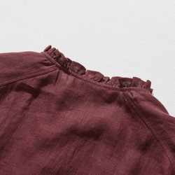 亞麻荷葉邊襯衫，帶有引人注目的門襟細節 100% 亞麻 深紅色，略帶紫色調 240409-5 第9張的照片