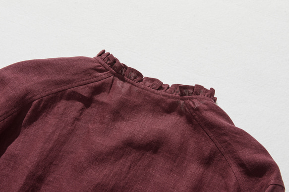 亞麻荷葉邊襯衫，帶有引人注目的門襟細節 100% 亞麻 深紅色，略帶紫色調 240409-5 第9張的照片
