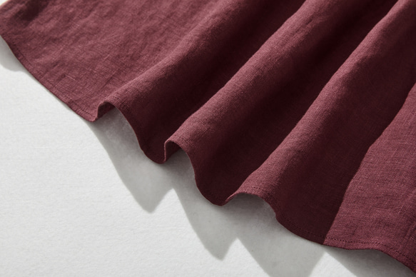 亞麻荷葉邊襯衫，帶有引人注目的門襟細節 100% 亞麻 深紅色，略帶紫色調 240409-5 第10張的照片