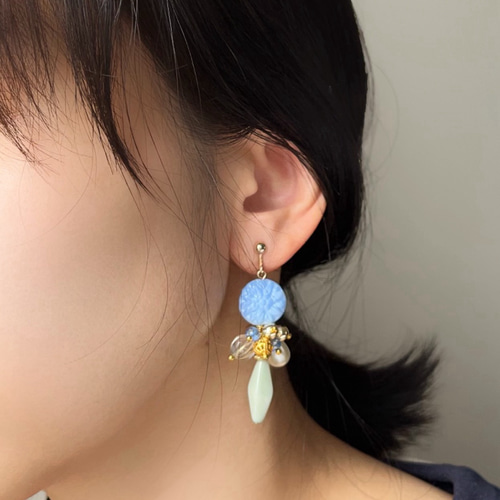 チェコビーズスカイブルー系ピアス・イヤリング  期間限定！ アクアマリン・チェコビーズのアイスブルーな天然石ピアス