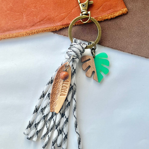 革タグ リメイクデニム タッセルキーホルダー クッションチャームつき