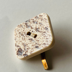 ヴィンテージボタン　クッキークリーム模様ポニーフック 3枚目の画像