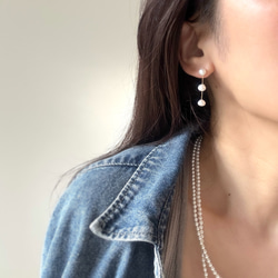 【程よく華やかに】シルバー/小さなバロック淡水パール"痛くないイヤリング"サージカルステンレス 上品 揺れる|3連 3枚目の画像