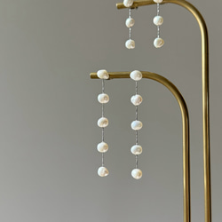 【程よく華やかに】シルバー/小さなバロック淡水パール"痛くないイヤリング"サージカルステンレス 上品 揺れる|3連 12枚目の画像