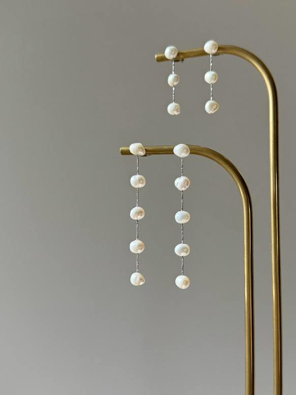 【程よく華やかに】シルバー/小さなバロック淡水パール"痛くないイヤリング"サージカルステンレス 上品 揺れる|3連 12枚目の画像