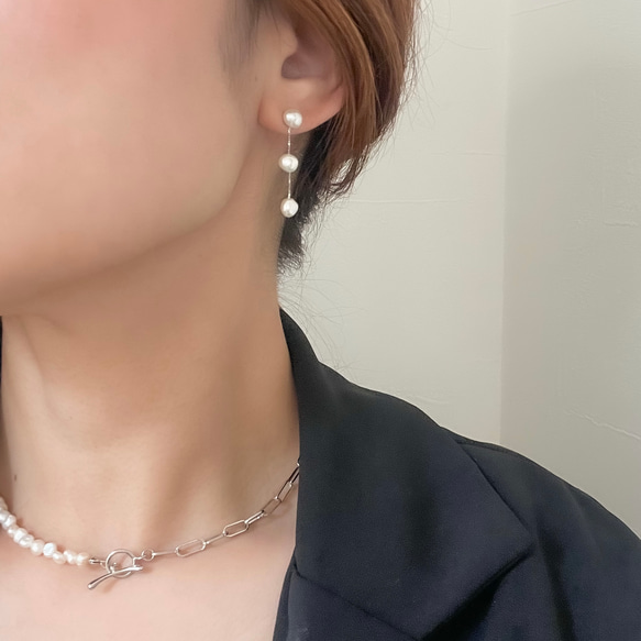 【程よく華やかに】シルバー/小さなバロック淡水パール"痛くないイヤリング"サージカルステンレス 上品 揺れる|3連 1枚目の画像