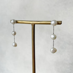 【程よく華やかに】シルバー/小さなバロック淡水パール"痛くないイヤリング"サージカルステンレス 上品 揺れる|3連 2枚目の画像