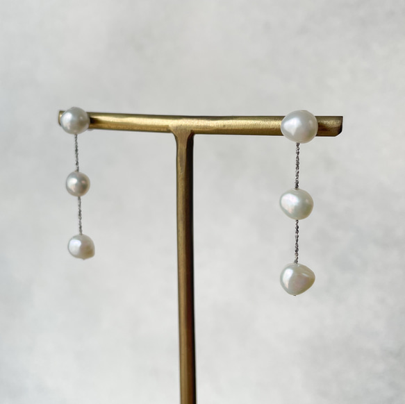 【程よく華やかに】シルバー/小さなバロック淡水パール"痛くないイヤリング"サージカルステンレス 上品 揺れる|3連 2枚目の画像