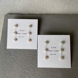 【程よく華やかに】シルバー/小さなバロック淡水パール"痛くないイヤリング"サージカルステンレス 上品 揺れる|3連 13枚目の画像