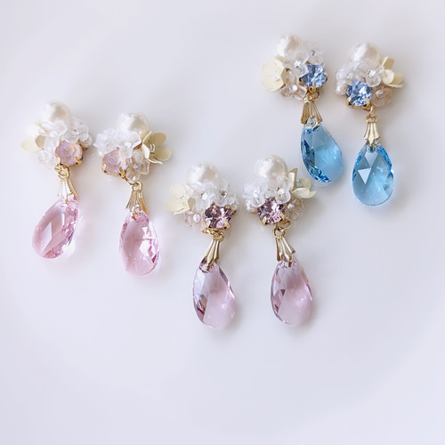 ブーケ✕クリスタルの雫イヤリング 水色 ピアス ネモフィラ 青