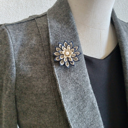 お花のスカーフクリップ　帯留め　ブローチ　ストールピン　つまみ細工　紺×アイボリー 5枚目の画像