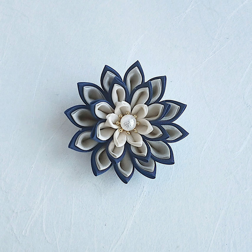 お花のスカーフクリップ 帯留め ブローチ ストールピン つまみ細工 紺