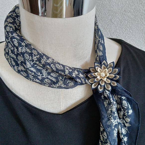 お花のスカーフクリップ　帯留め　ブローチ　ストールピン　つまみ細工　紺×アイボリー 3枚目の画像