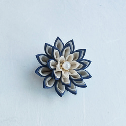 お花のスカーフクリップ　帯留め　ブローチ　ストールピン　つまみ細工　紺×アイボリー 2枚目の画像