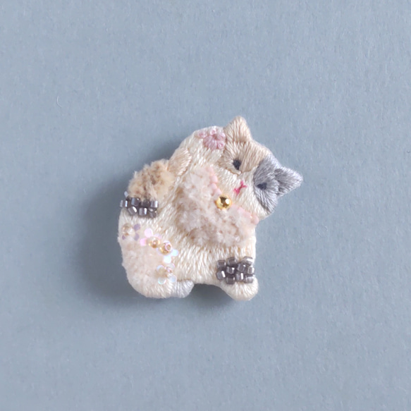 三毛猫の刺繍ブローチ 2枚目の画像