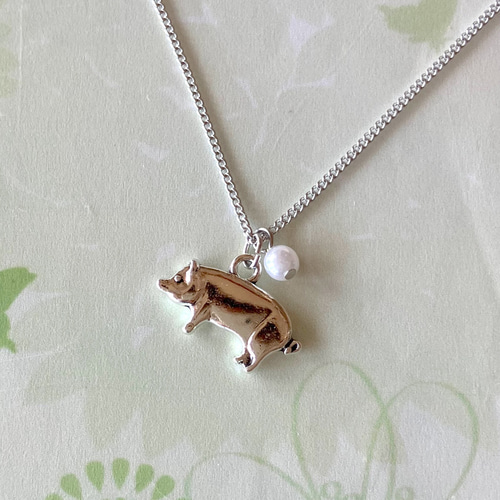 ブタさんに真珠のネックレス ／ 豚 真珠 可愛い 大人 ネックレス