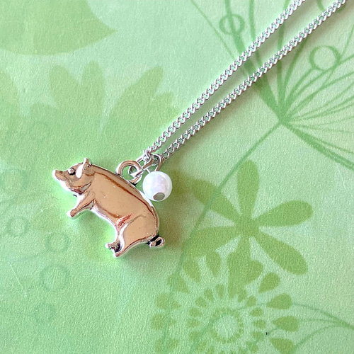 ブタさんに真珠のネックレス ／ 豚 真珠 可愛い 大人 ネックレス