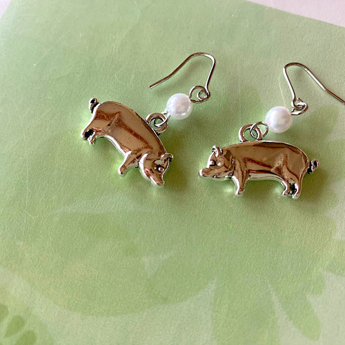 ブタさんに真珠のピアス ／ 豚 パールつき。 ピアス（フック・チェーン