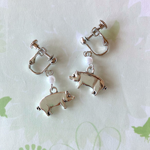 ブタさんに真珠のピアス ／ 豚 パールつき。 ピアス（フック・チェーン 