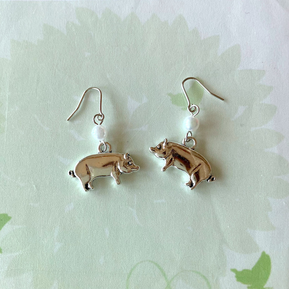 ブタさんに真珠のピアス ／ 豚 パールつき。 ピアス（フック・チェーン