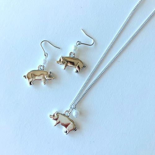 ブタさんに真珠のピアス ／ 豚 パールつき。 ピアス（フック・チェーン