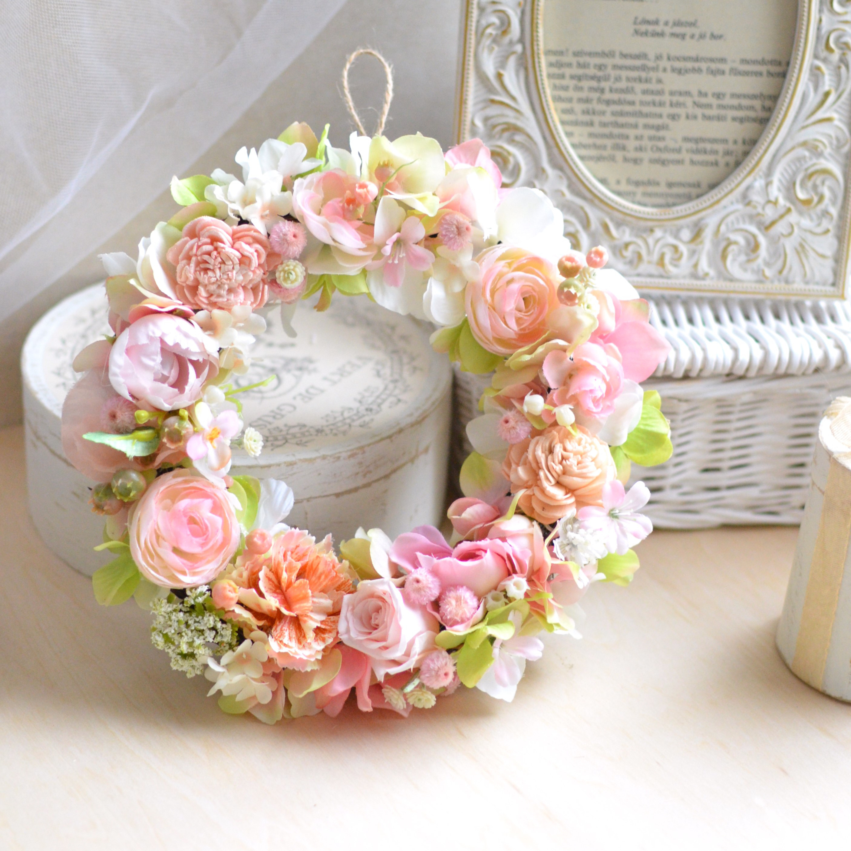 アプリコットピンクのリース・愛らしい花々をつなげて・ばらやラナンキュラスでキュートに・記念日やギフトにも喜ばれるリース