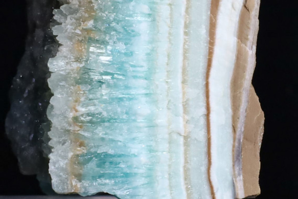 ミルフィーユ的美造形 パステルカラー 天然 アラゴナイト39g天然石 鉱物 標本｜アフガニスタン ヘルマンド州産 1枚目の画像