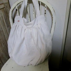 フランスアンティークダマスク織りリネンイニシャル刺繍のバルーンシルエットバッグ 1枚目の画像