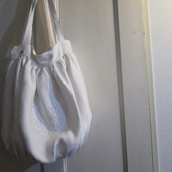 フランスアンティークダマスク織りリネンイニシャル刺繍のバルーンシルエットバッグ 16枚目の画像