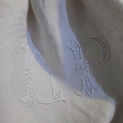 フランスアンティークダマスク織りリネンイニシャル刺繍のバルーンシルエットバッグ 17枚目の画像