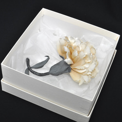 染花「ひらふわカーネーション」白×グレー 3枚目の画像