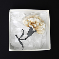 染花「ひらふわカーネーション」白×グレー 2枚目の画像