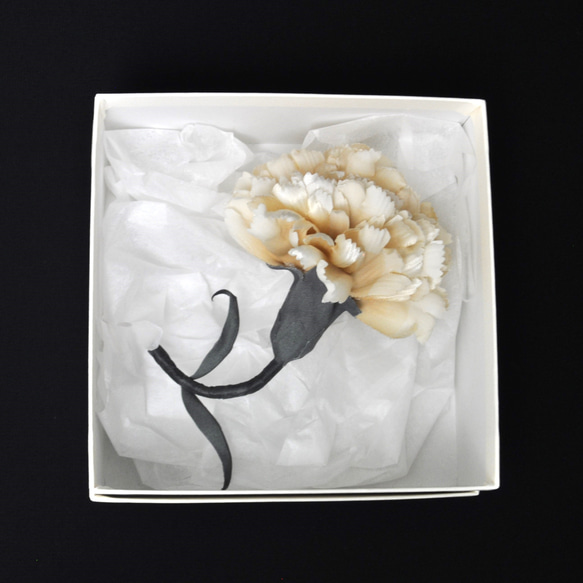 染花「ひらふわカーネーション」白×グレー 2枚目の画像