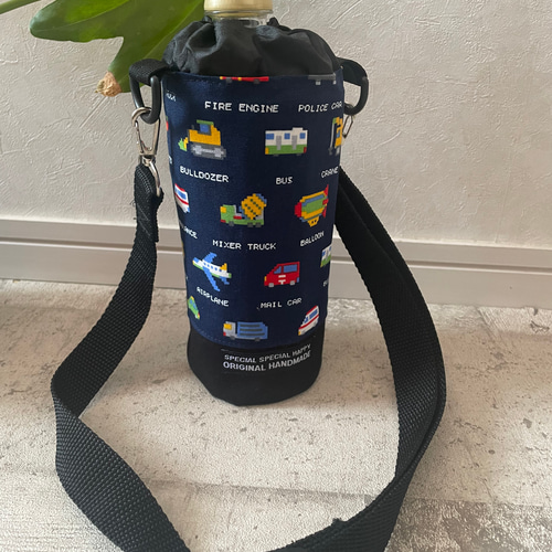 ｛VOLVO｝　ブラック水筒カバー ＆ シルバーミニチュアカー　2点セット VOLVO｝ ブラック水筒カバー ＆ シルバーミニチュアカー 2点セット