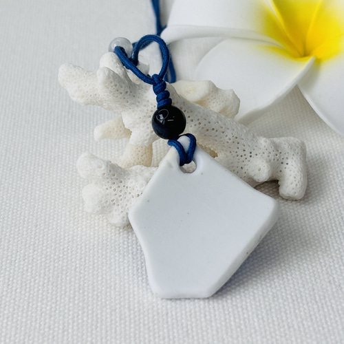 爽やかな青と白のシー陶器のネックレス ネックレス・ペンダント はる
