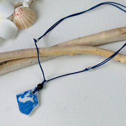 爽やかな青と白のシー陶器のネックレス 4枚目の画像