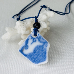 爽やかな青と白のシー陶器のネックレス 1枚目の画像