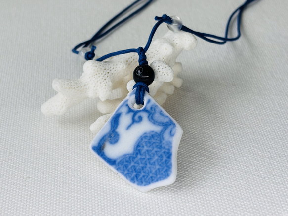 爽やかな青と白のシー陶器のネックレス 1枚目の画像