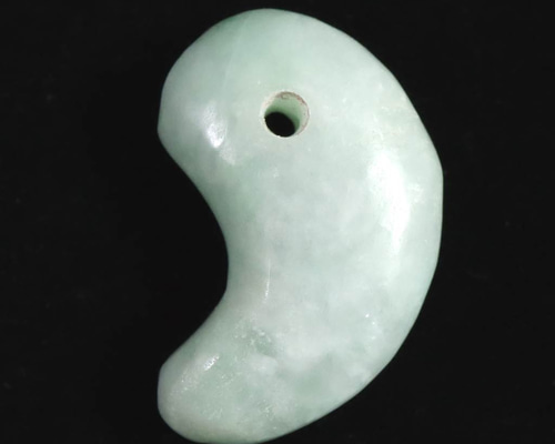 専門店にて緑一色*50万円以上の品‼️糸魚川翡翠勾玉*小滝産　本物の守護石　鑑別書 糸魚川翡翠 小滝産 27mm 勾玉 ブルー ディレクトリーカード付 8.0g