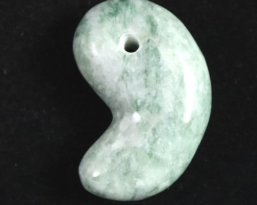 ムイムイ★翡翠★【小滝・エメラルドカラー翡翠❶1020ｇ+端材3片54ｇ】 ムイムイ☆翡翠☆【小滝・エメラルドカラー翡翠❶1020g+端材3片