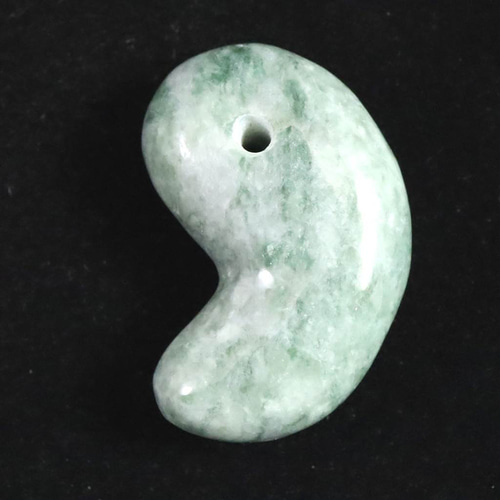 ✳綺麗な若草色　幸運導く緑の糸魚川翡翠勾玉　本物をお持ちください‼️ 鑑別書取得品 楽天市場】糸魚川翡翠[若草色・緑] AAAAAランク 勾玉ピアス 約