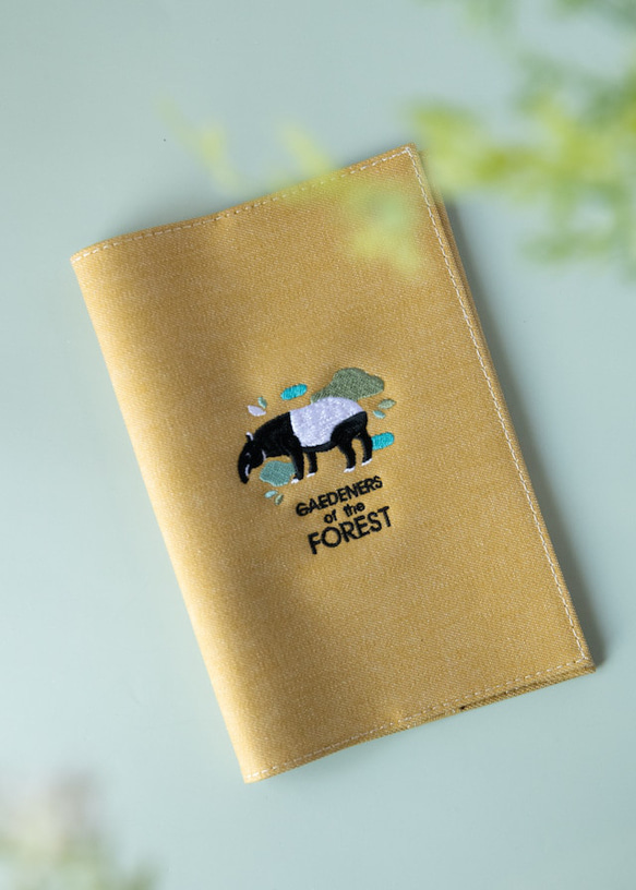 【手帳カバーB6サイズ】マレーバク「GARDENERS of the FOREST」刺繍 1枚目の画像